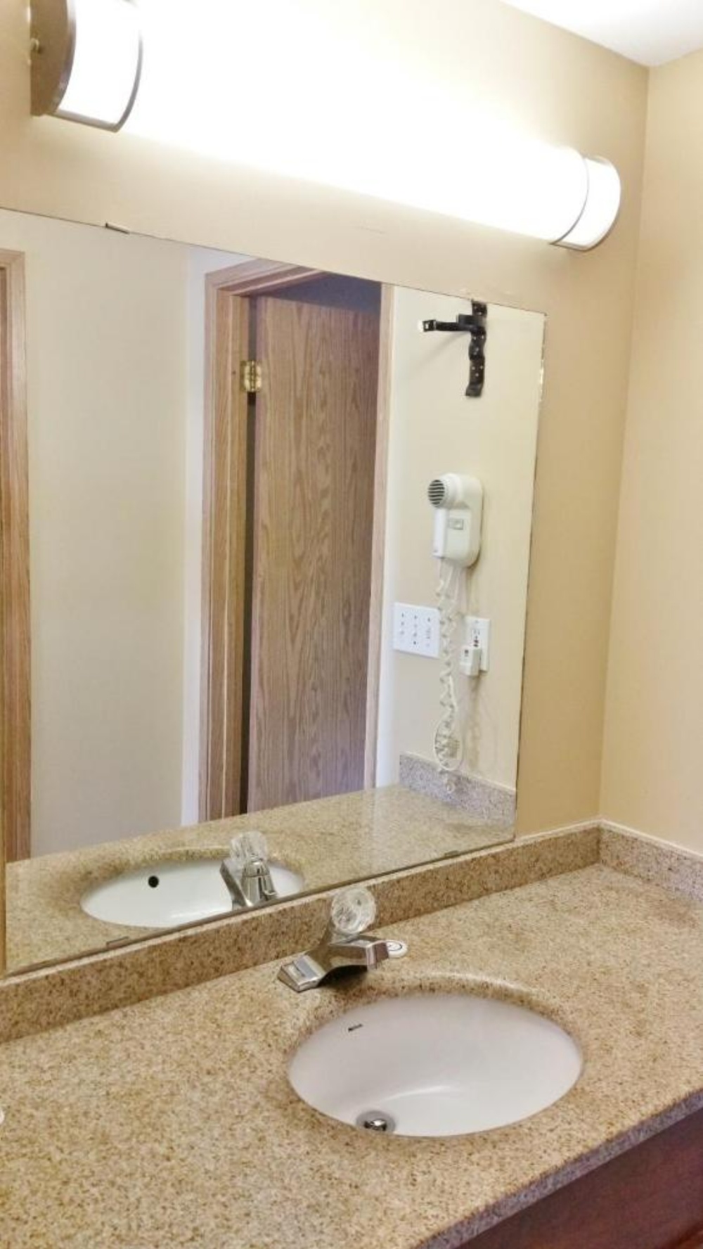 Room image 4
